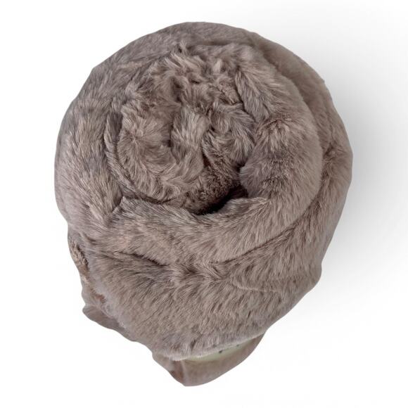 UnHide For Love Not Fur 50 x 60 inch Lil' Marshmallow Blanket Rose Pink NEW - Picture 3 of 3